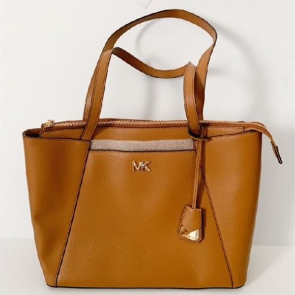 Michael Kors Handbags - Michael Kors Voyager Leather Tote